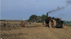 Un stil inventiv adoptat pentru arat cu tractorul cu abur pe vremuri