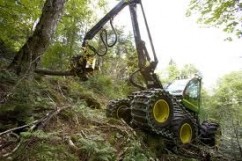 Recoltarea si procesarea bustenilor cu John Deere 1270E