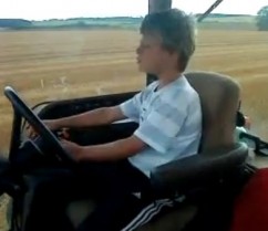 Un pusti de 10 ani care a ales tractorul in locul calculatorului 