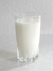 În luna noiembrie 2015, cantitatea de lapte de vacă colectată a scăzut