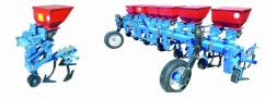 Cultivator prasitor cu fertilizare